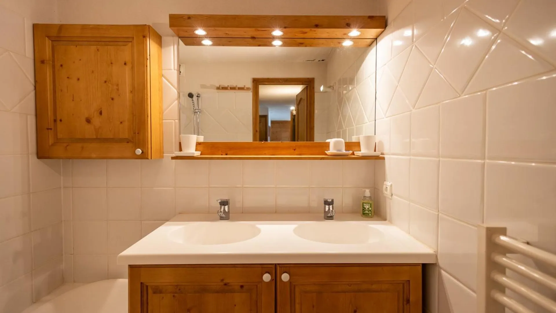 Bright 2-Bedroom Apartment For 4 Meribel Morel Mussillon